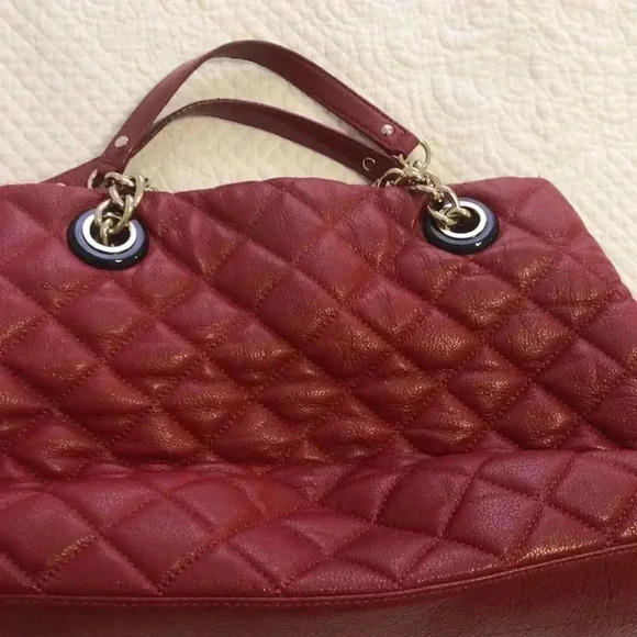 Kate Spade Quilted Gold Coast Maryanne red leather bath with gold hardware. - Picture 5 of 12